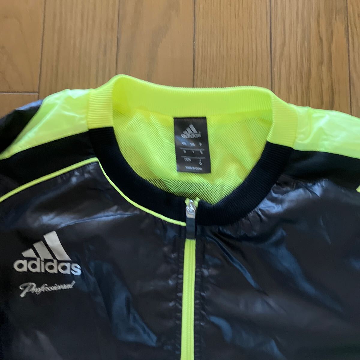 お探しの方。アディダスプロフェショナル 長袖ウィンドブレーカー サイズO adidas proffessional 裏メッシュ 黒 、ライトイエロー の画像2