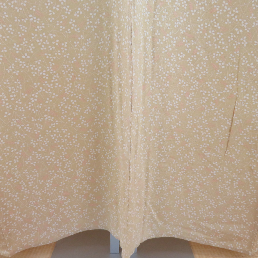 小紋 一つ紋 薄ベージュｘ白色 小萩模様 正絹 単衣 広衿 縮緬 カジュアル 仕立て上がり着物 身丈151cm_画像5