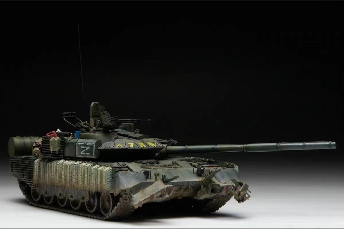 1/35 ロシア軍 T-80BVM 主力戦車 組立塗装済完成品_画像4