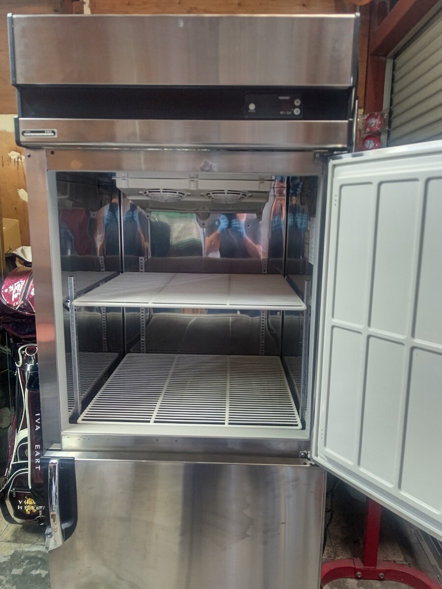 名古屋市内 送料無料！ 大和冷機 100V 業務用 2ドア 冷蔵庫 626L 厨房 タテ型 221LCD_画像3