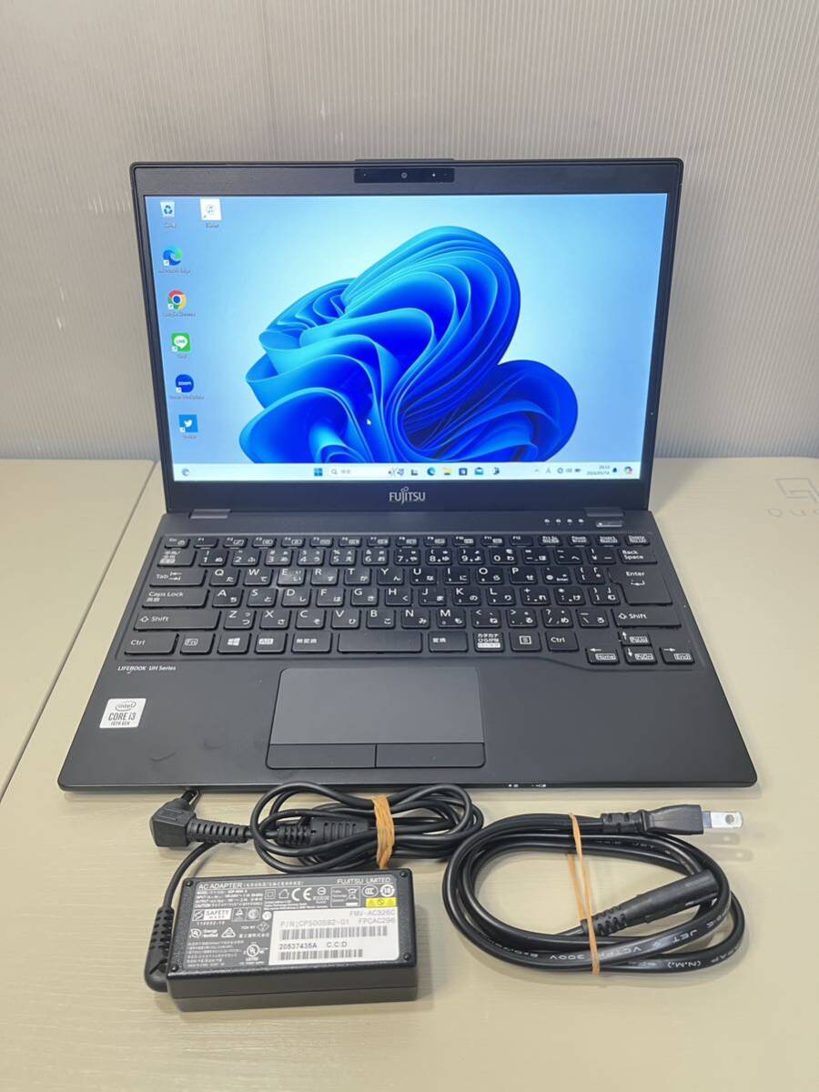 中古　軽量(約700g)Fujitsu / FMVWE2U28 Core i3-10110U 2.10GHz / 4GB /128GB / Windows 11Pro/ 管理番号0000037432_画像1