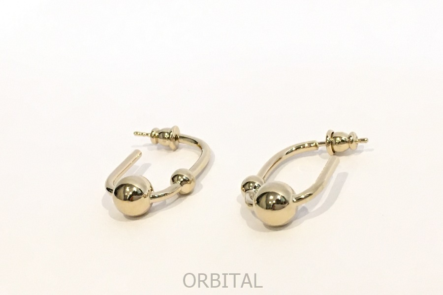 二子玉)ストラスベリー Strathberry 24SS 未使用 CRESCENT HOOP EARRINGS クレセントフープイヤリング ピアス 定価￥26,800-_画像4