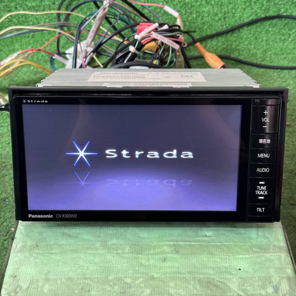 1084) Panasonic Strada CN-R300WD AM/FM/CD/DVD/SD/USB/ipod/フルセグ 7インチワイド_画像1