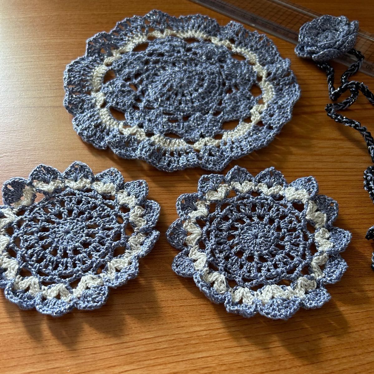 コースター2枚 ミニクロス 花飾り ヘイズブルー ハンドメイド コースター2枚 ミニクロス 花飾り ヘイズブルー ハンドメイド