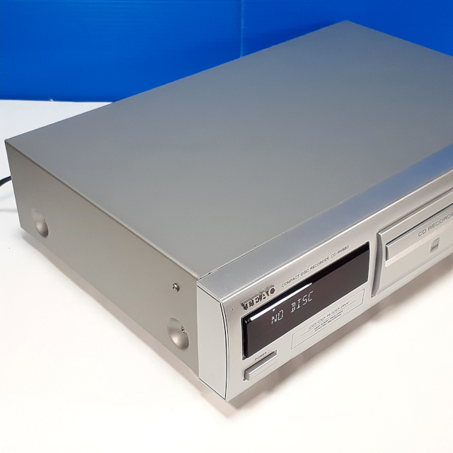TEAC　CDレコーダー　CD-RW880 通電確認済み (ジャンク) 部品取り・修理のおできになる方へ_画像2