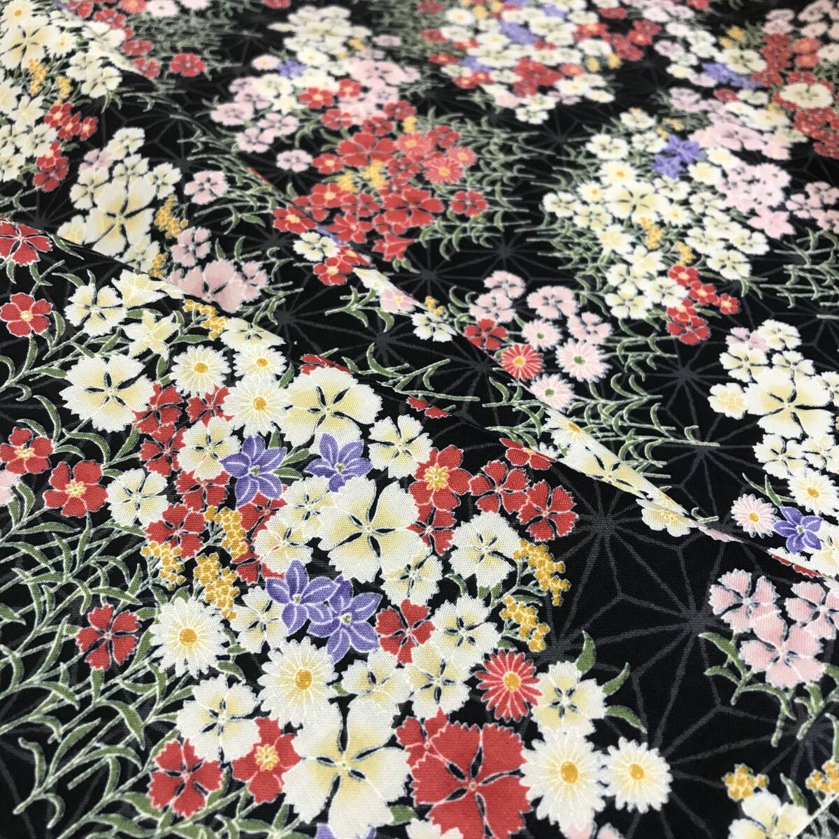 日本製 3ｍ セブンベリー 花柄① ブラック シーチング 生地ハギレの画像5