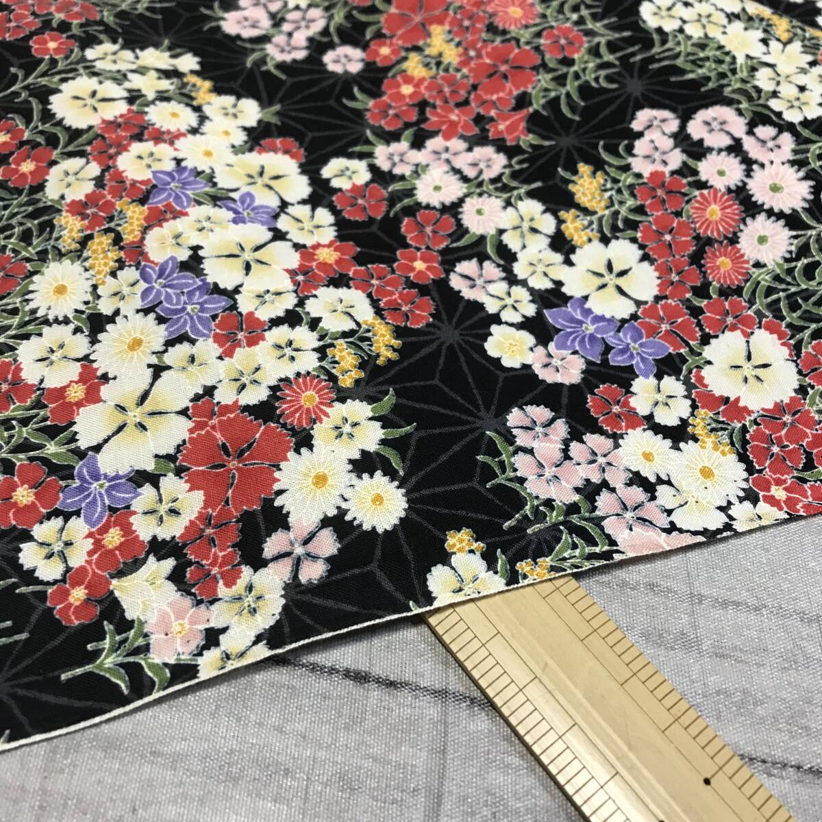 日本製 3ｍ セブンベリー 花柄① ブラック シーチング 生地ハギレの画像3
