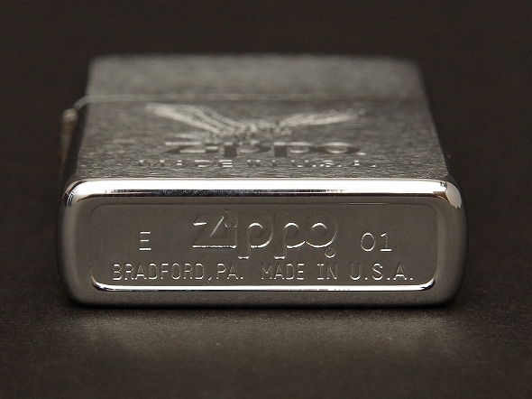 未使用保管品　ZIPPO　アメリカンイーグル　白頭鷲　ジッポーロゴ　レギュラー　ブラッシュド2001年製_画像3