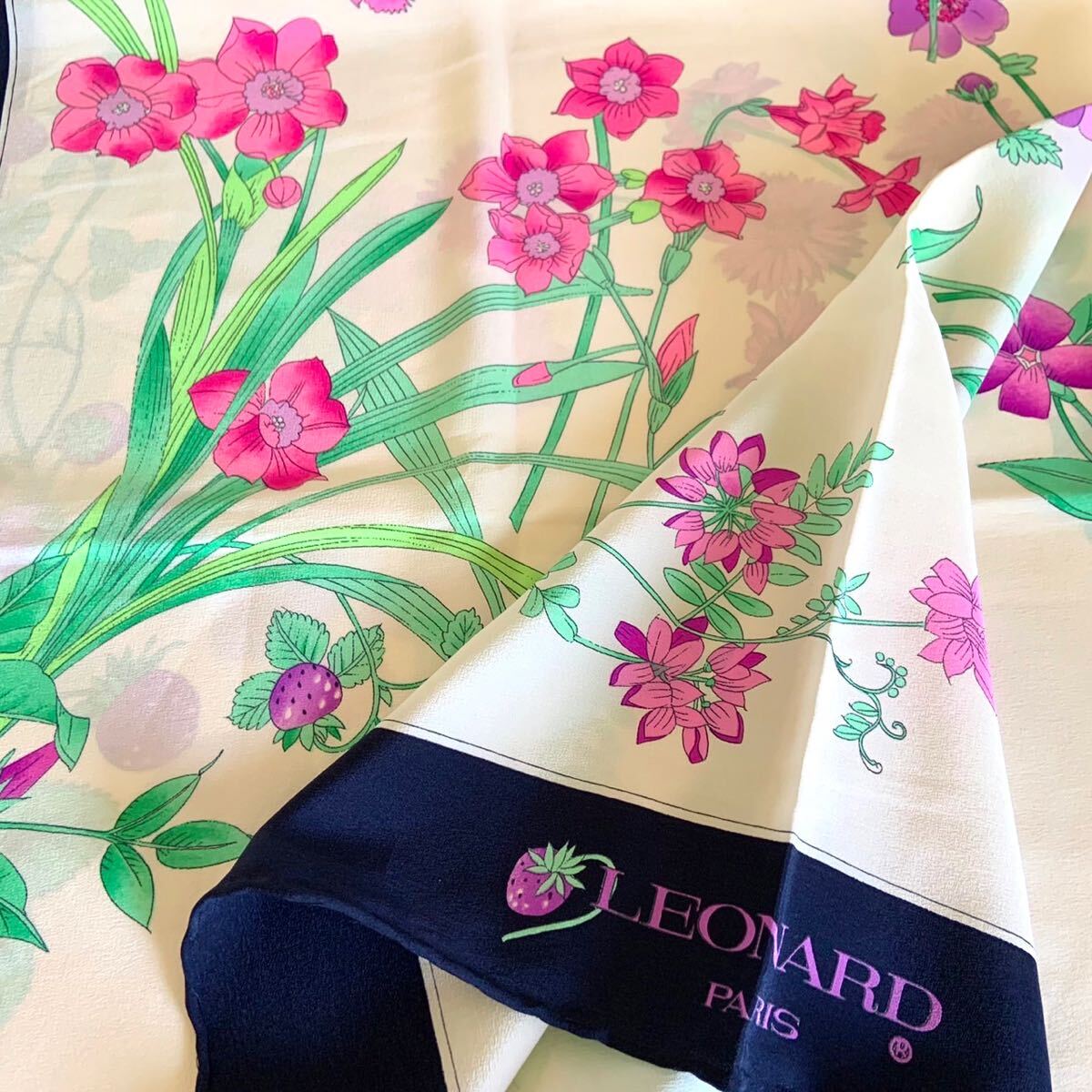 未使用 LEONARD レオナール シルク100% 大判 スカーフ 花柄 絹100% SILK イタリア製 約84×86cm シルクスカーフ_画像1