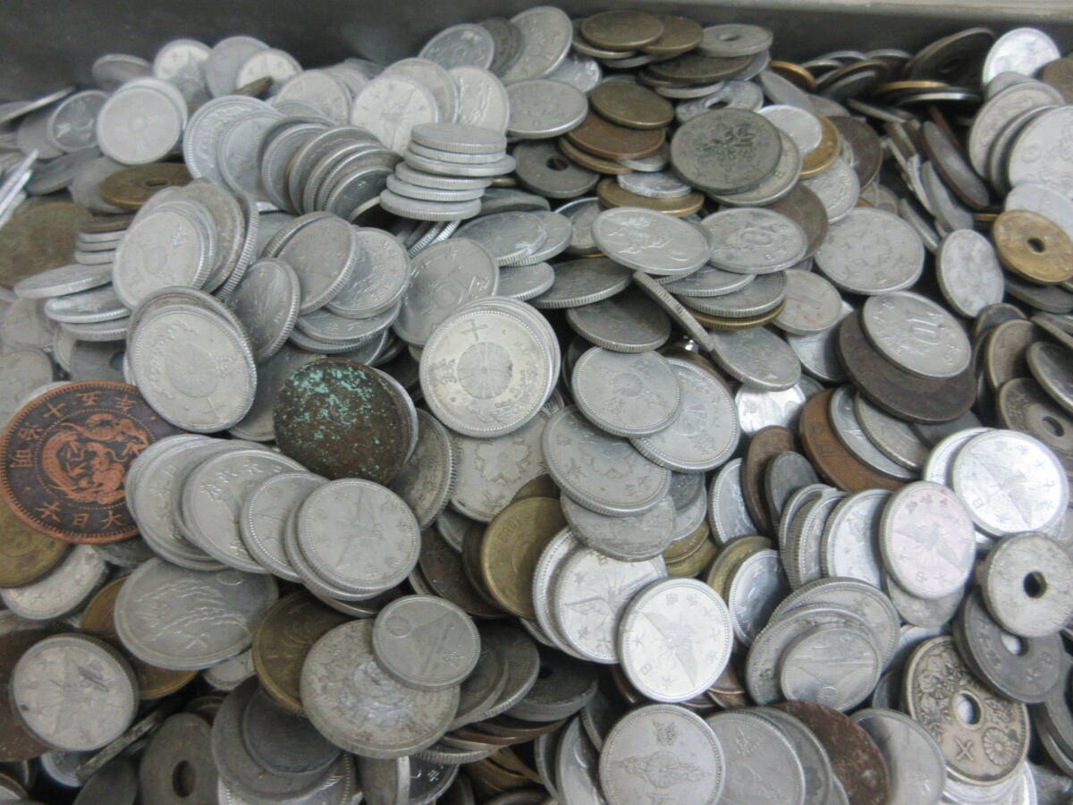 S【委①/5-14】 古銭 約10キロ 大量まとめて 銅銭 白銅貨 黄銅貨 アルミ銭 / 雑銭 日本 硬貨 貨幣 の画像4