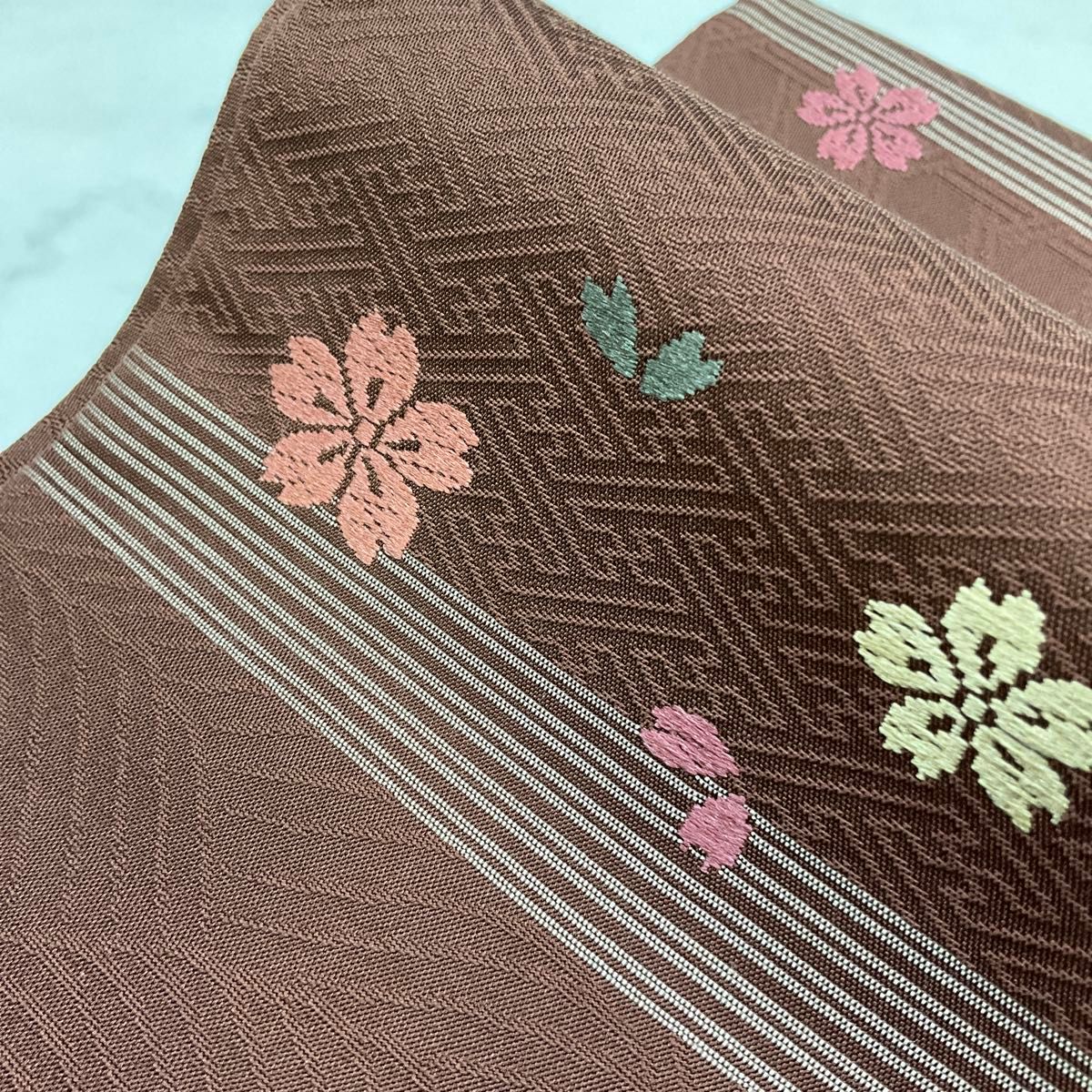 kimono+one 未使用同然 刺繍が素敵な半幅帯 正絹 刺繍 桜 kimono+one 未使用同然 刺繍が素敵な半幅帯 正絹 刺繍 桜