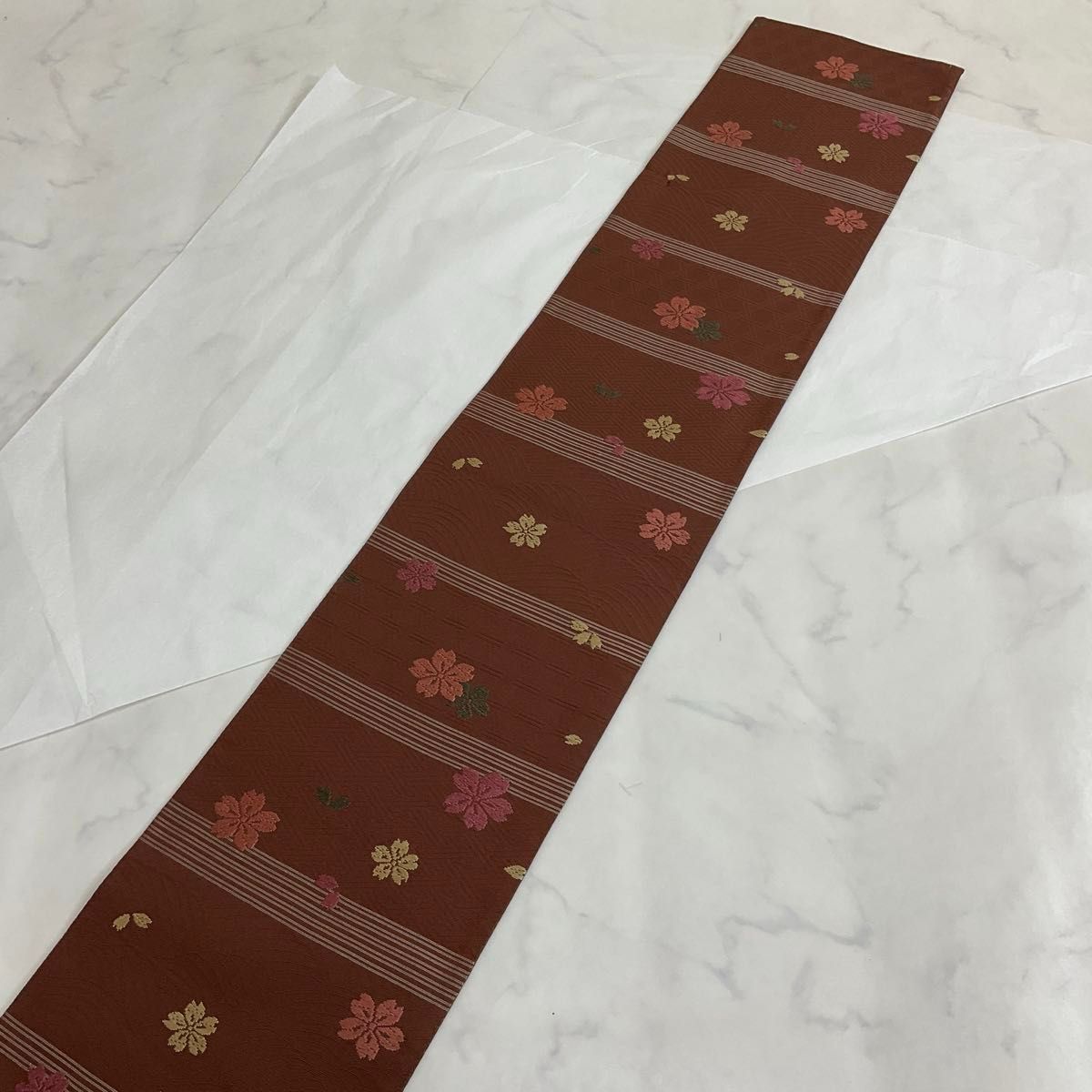 kimono+one 未使用同然 刺繍が素敵な半幅帯 正絹 刺繍 桜 kimono+one 未使用同然 刺繍が素敵な半幅帯 正絹 刺繍 桜