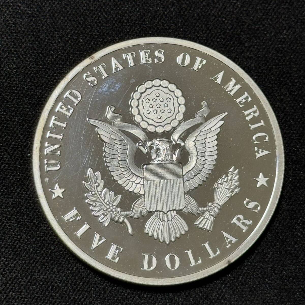 アメリカ 1オンス 銀貨 純銀 ドナルド J トランプ大統領 ホワイトハウス 銀メダル 横 の画像2
