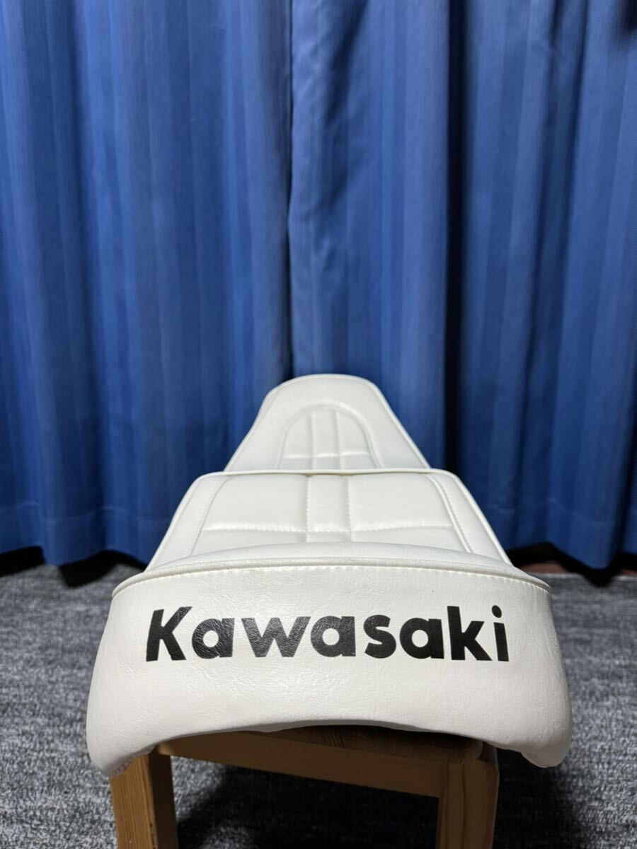 メーカー不明 未使用 Kawasaki カワサキ Z1 Z2 白革 ホワイト カスタムシート 鉄ベース 鋲打ち ロゴ入り アンコ抜き シート_画像5