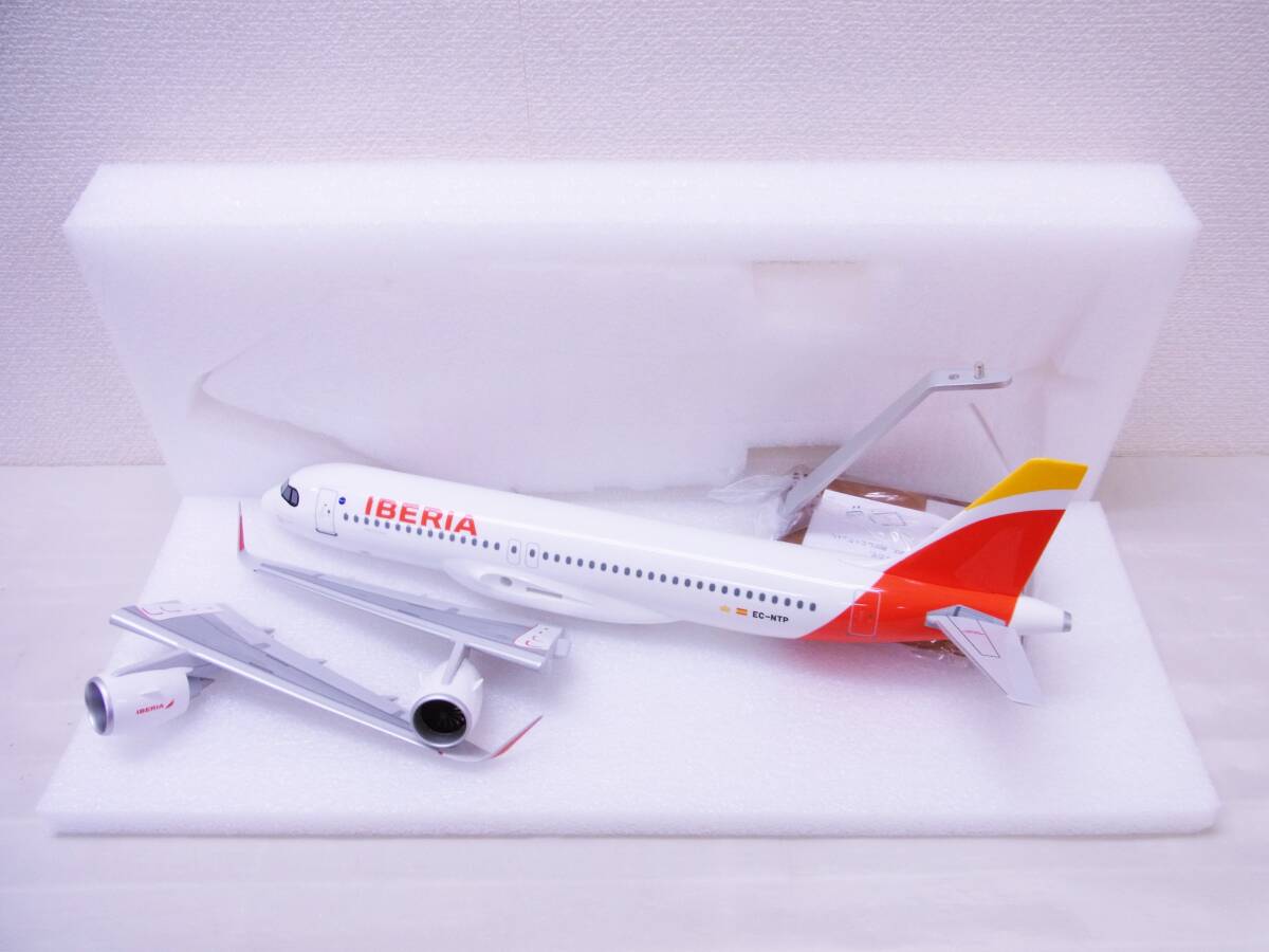 （E）　美品　Iberia　1：100　Scale　EC-NTP　A320 neo　イベリア航空　1/100　飛行機　模型_画像1