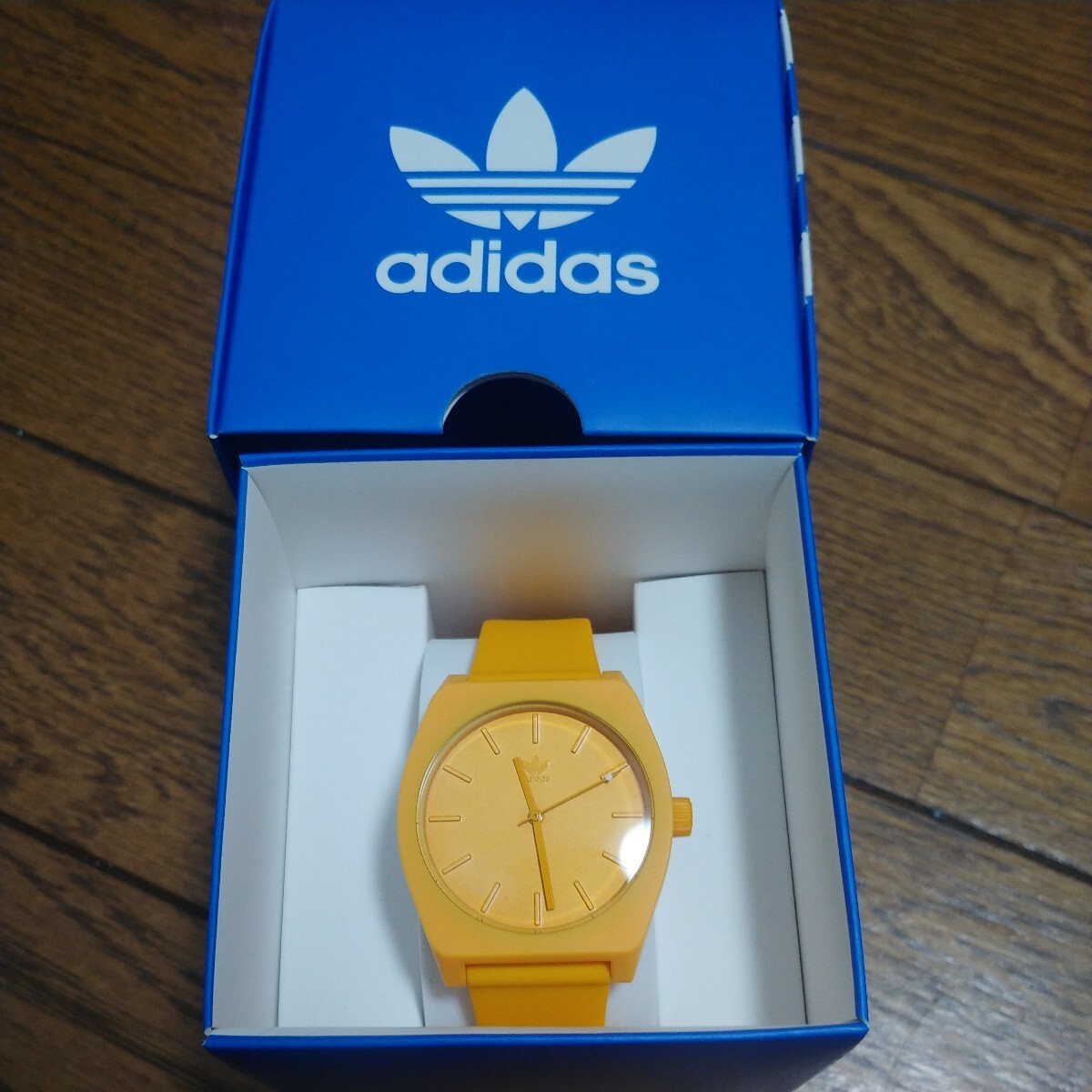 【1円～売りつくし！】ブランド adidas 腕時計 黄色 ウレタンベルト 新品未使用品 販売終了品 入手困難 Z102903-00の画像1