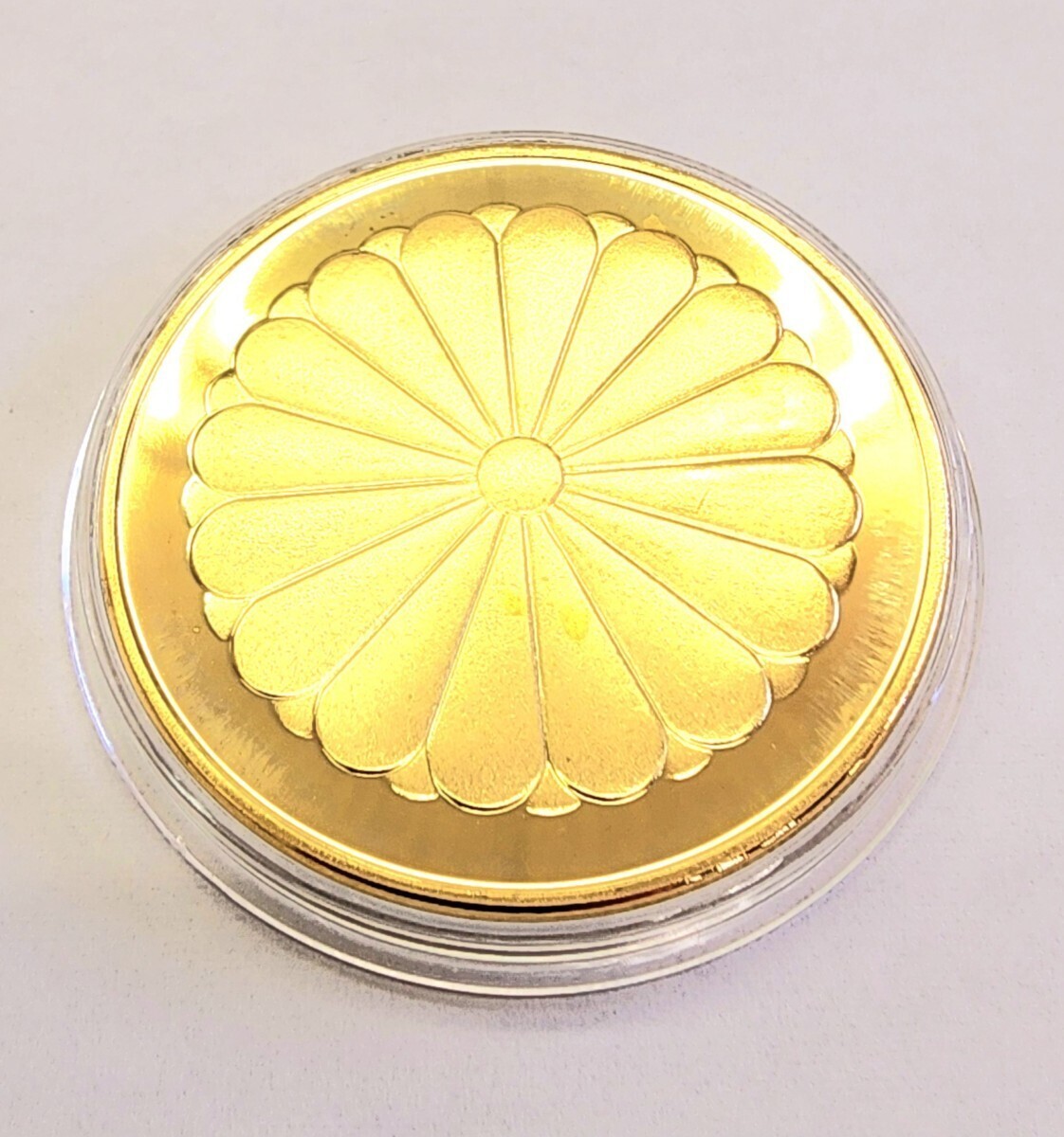日本古銭 鳳凰 菊の御紋 天皇陛下御即位記念 記念メダル 大型金貨 カプセル付き 7の画像3