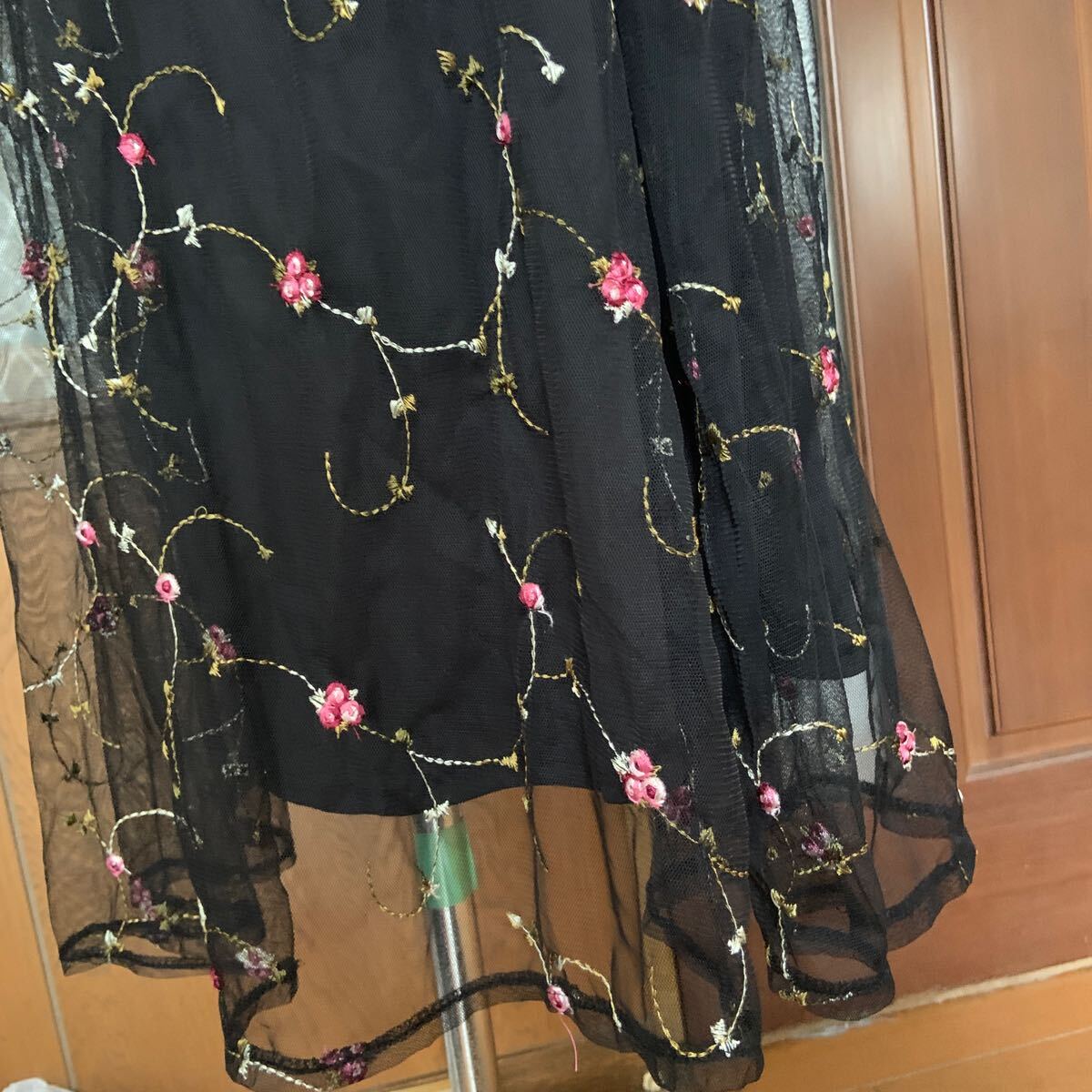 RADARISTA ブラック薔薇刺繍チュールロングスカート Lサイズ_画像4