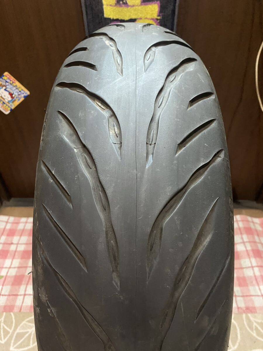 中古MCタイヤ 2023年製造 BRIDGESTONE BATTLAX T32 180/55ZR17 ブリヂストン バトラックス スポーツツーリング 180 55 17 0723 A3061_画像1