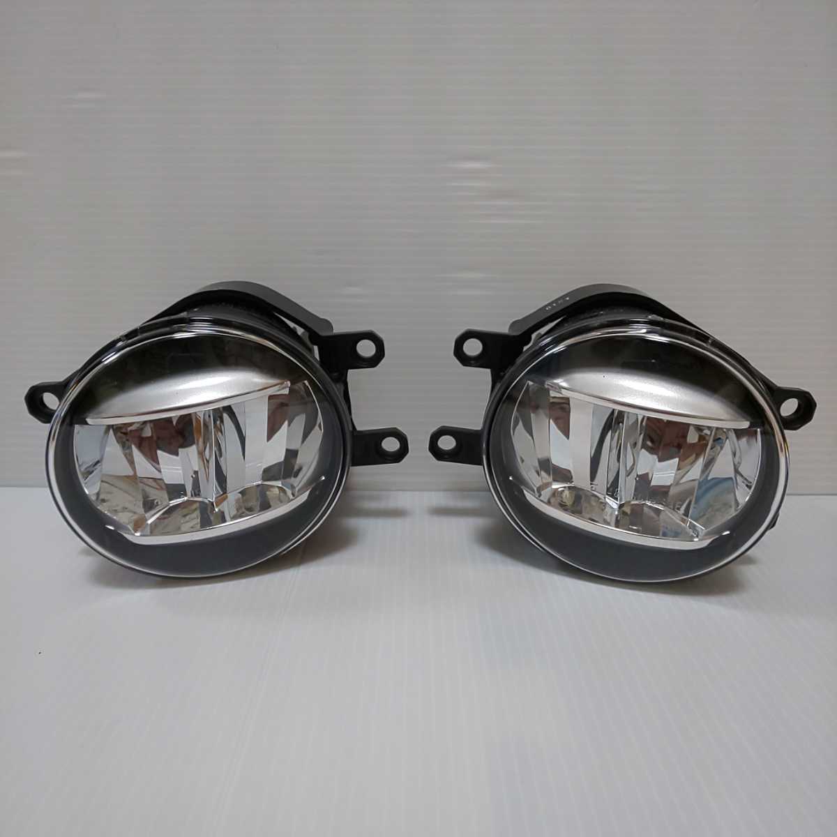 ★未使用★ トヨタ 純正 部品 LED フォグランプ 左右 koito 48-150　プリウス 80 ヴォクシー アクア 30 アルファード ヴェルファイア _画像1