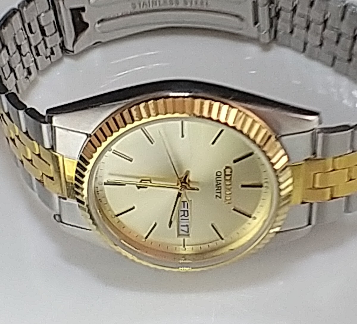 腕時計 CITIZEN QUARTZ 3801-289463KT ゴールド盤 純正バンド 電池交換済_画像3