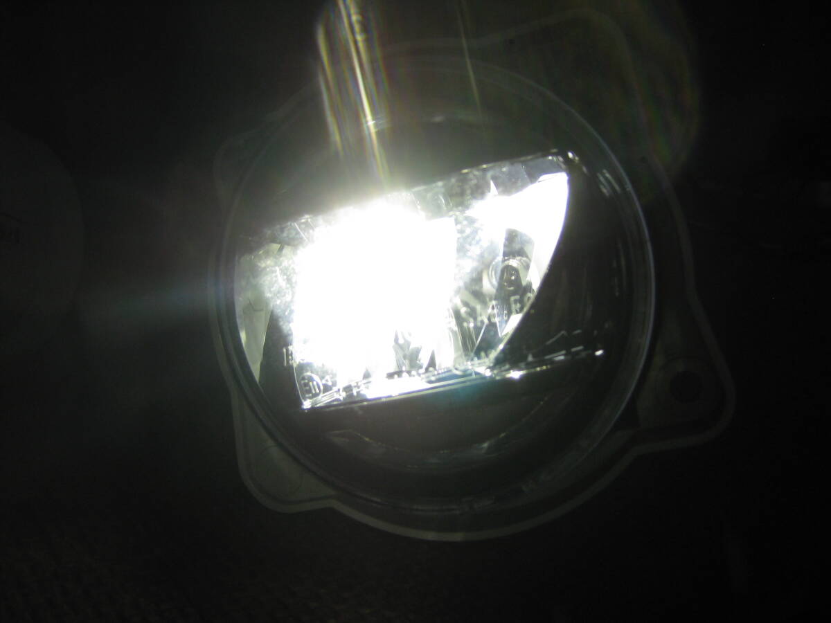 LED　フォグランプ　KOITO　114-11092　美品　　点灯保証　スズキ　ダイハツ　トヨタ　スバル　タント等　ほぼ納車外し品_画像4