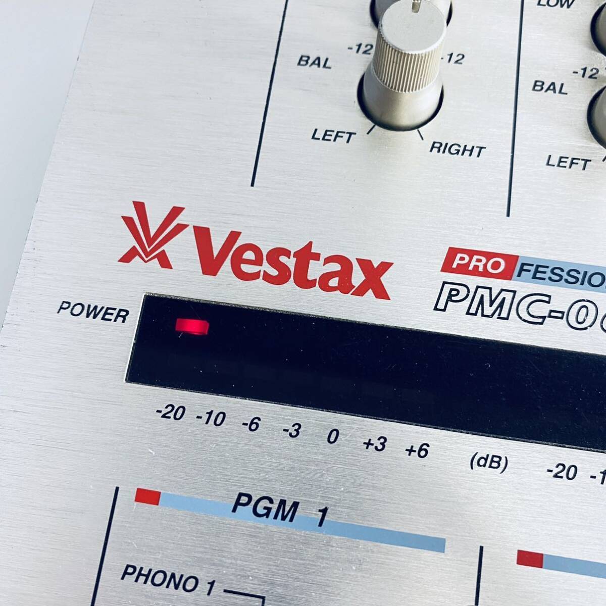 Vestax PMC-06 ProA ベスタクス プロフェッショナルミキシングコントローラー スリムミキサー 【通電確認のみ　ジャンク扱い】アダプタ付_画像4