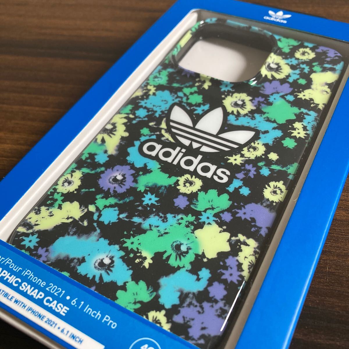 adidas アディダス iPhone13 / 13 Pro ケース カバー_画像1