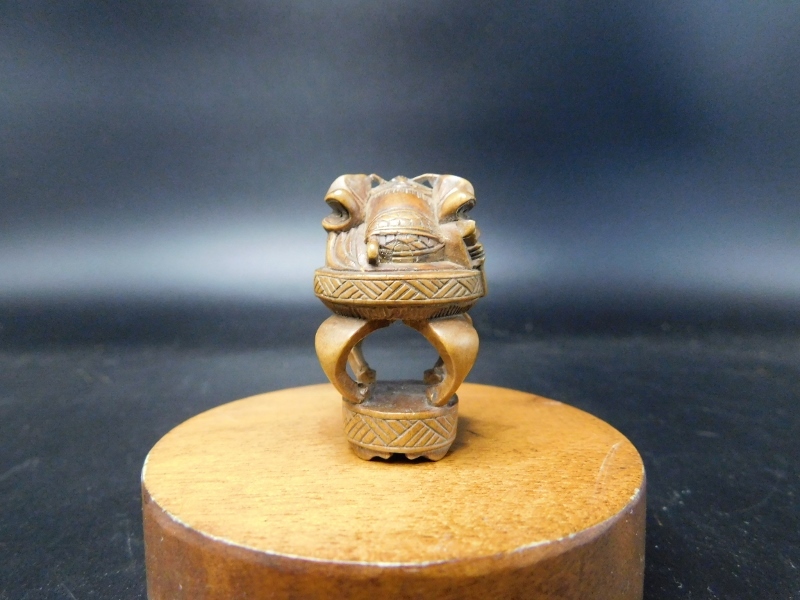  Самшит мелколистный гравюра netsuke колокольчик . дерево гравюра netsuke точный скульптура .. предмет кейс для печати . затянуть шар Japanese Antique Netsuke Zhong Kui