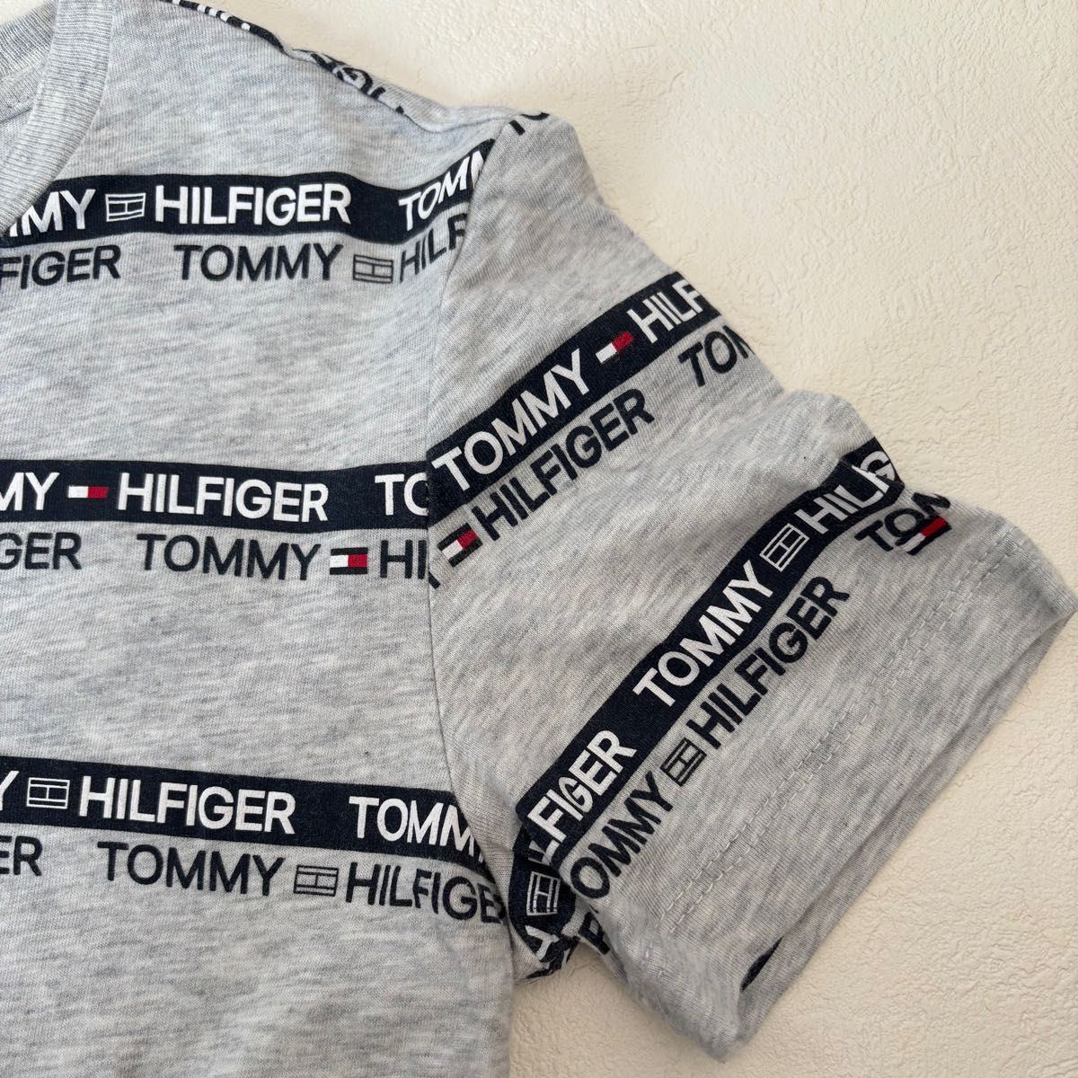 TOMMY HILFIGER トミーヒルフィガー　キッズ 半袖 Tシャツ クルーネック　ロゴ プリント カットソー　グレー