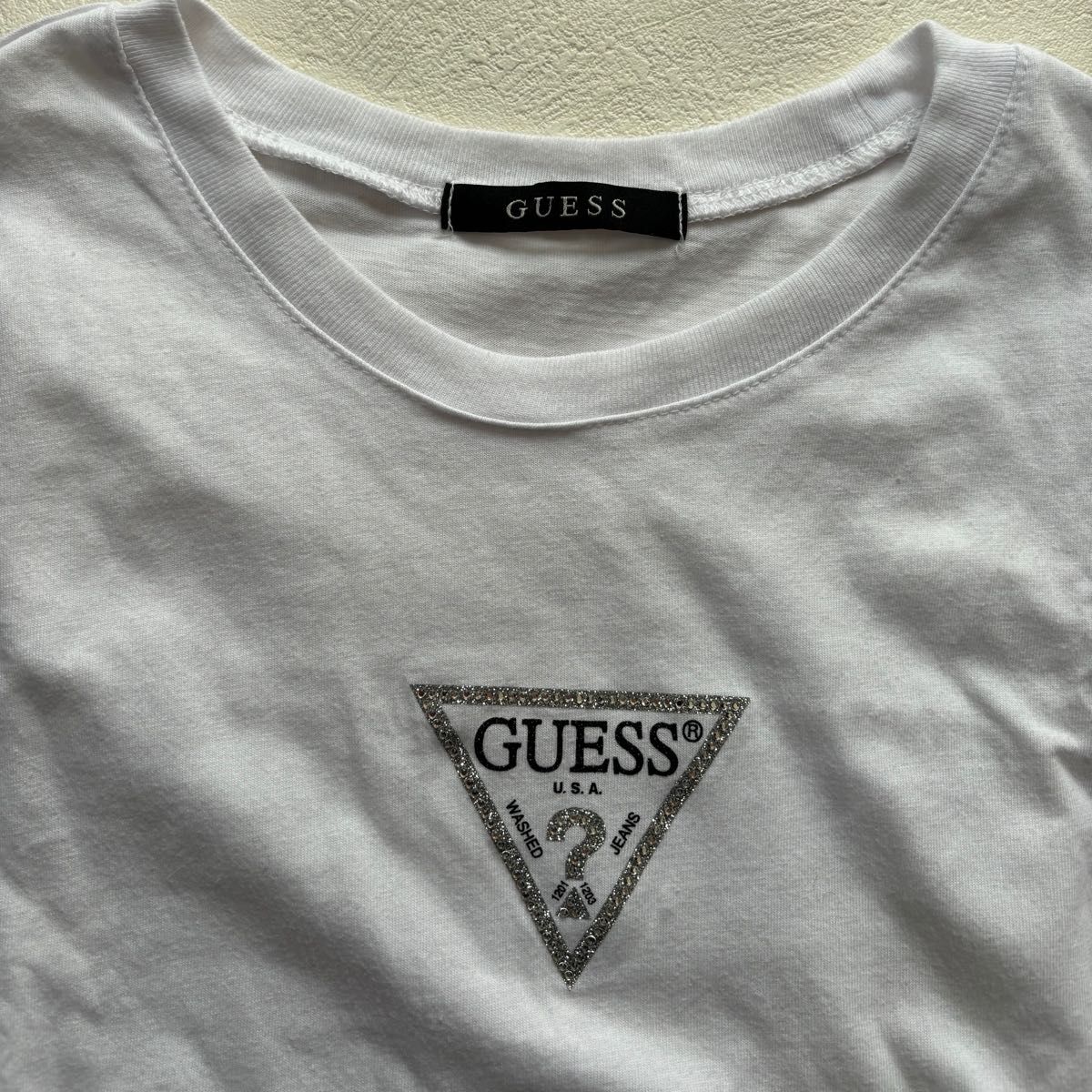 GUESS ゲス レディース半袖Tシャツ ホワイトラインストーントライアングルロゴ　