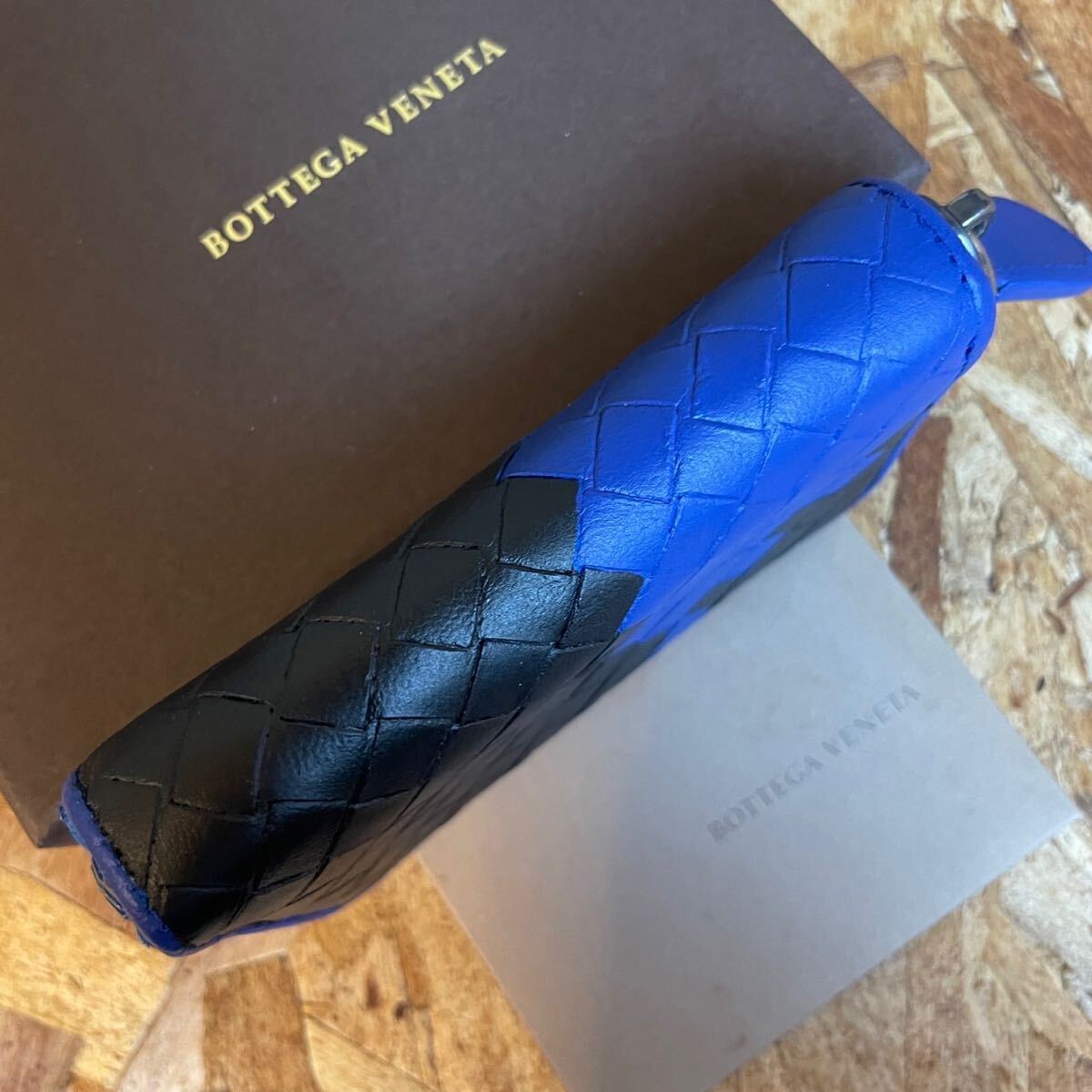 ★【美品！希少！】 BOTTEGA VENETA ボッテガヴェネタ イントレチャート 財布　男女　コインケース　ブルー　ブラック　レアモデル_画像4