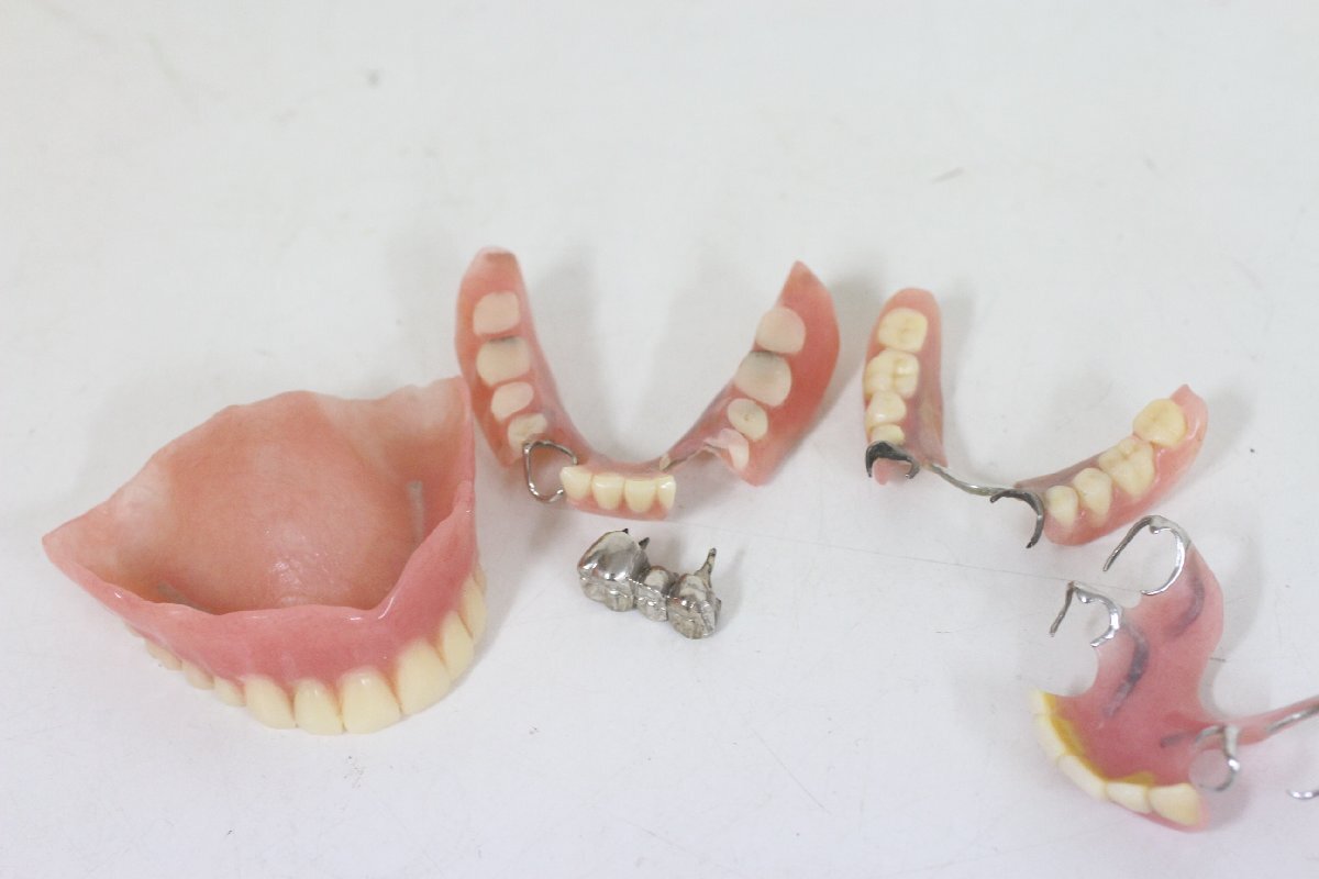 * artificial tooth top and bottom other tooth . alloy attaching artificial tooth / Junk 