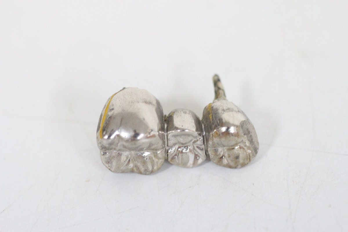 * artificial tooth top and bottom other tooth . alloy attaching artificial tooth / Junk 
