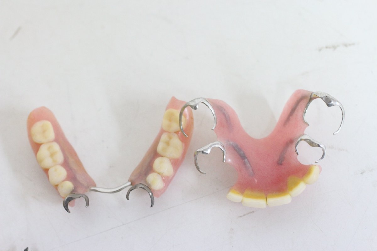 * artificial tooth top and bottom other tooth . alloy attaching artificial tooth / Junk 