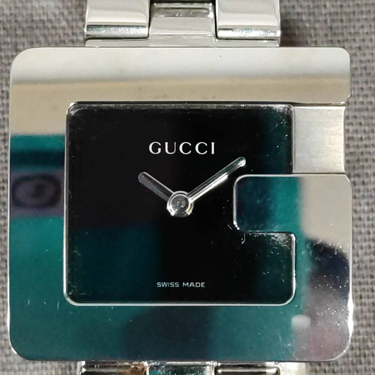 060507 263838 GUCCI グッチ 3600L レディースクォーツ腕時計  Gロゴ スクエア ブラック文字盤 服飾小物 稼働品  の画像2