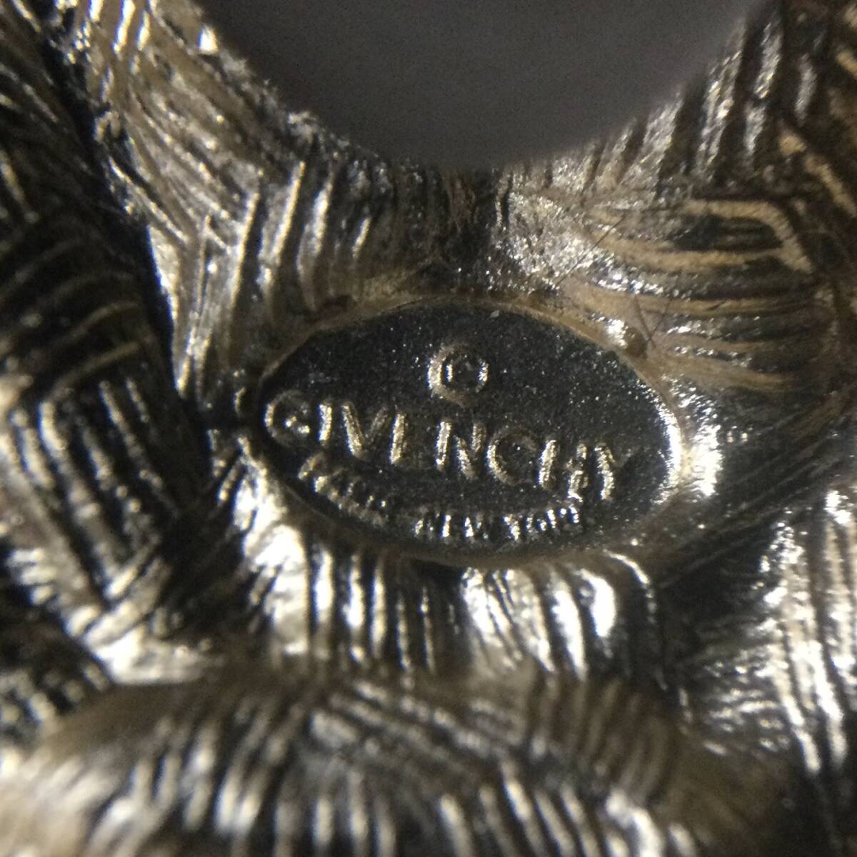 060514 265279 GIVENCHY Givenchy ji van si. earrings gold group color design accessory small articles attire miscellaneous goods 