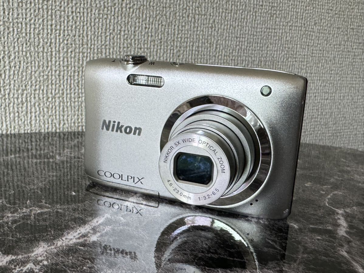 【1円スタート】Nikon COOLPIX A-100 シルバー コンパクトデジタルカメラ の画像1
