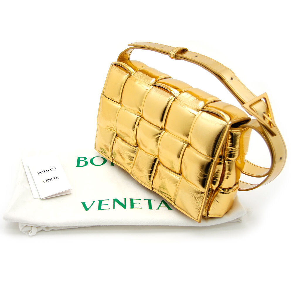 中古美品 ボッテガヴェネタ BOTTEGA VENETA CASSETTE ショルダーバッグ パデッド カセット 591970 メタリック ゴールド イタリア製 金色