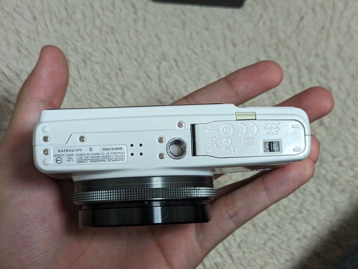 【送料無料】OLYMPUS デジタルカメラ XZ-1 ホワイト 1000万画素 1/1.63型高感度CCD 大口径F1.8 