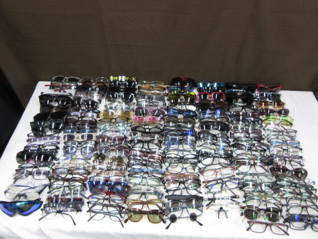 5D170NZ◎Zoff/JINS/サングラス/老眼鏡などを含む 200点超え 大量まとめ売り 眼鏡 ジャンク◎中古_画像1