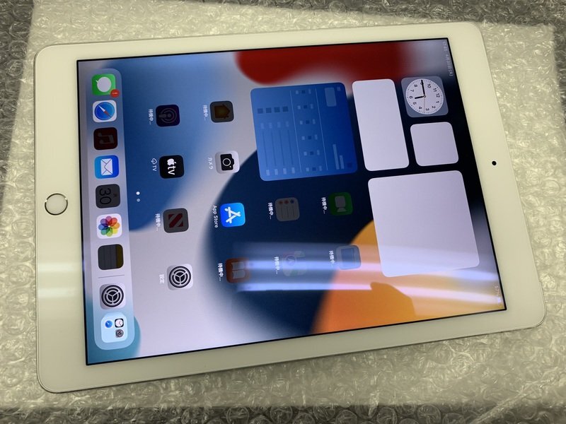 JM591 au iPad Air 第2世代 Wi-Fi+Cellular A1567 シルバー 32GB 判定○ ジャンク ロックOFFの画像1