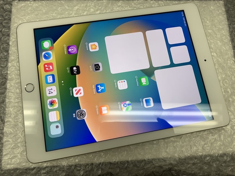 JO025 iPad 第5世代 Wi-Fiモデル A1822 シルバー 32GB_画像1