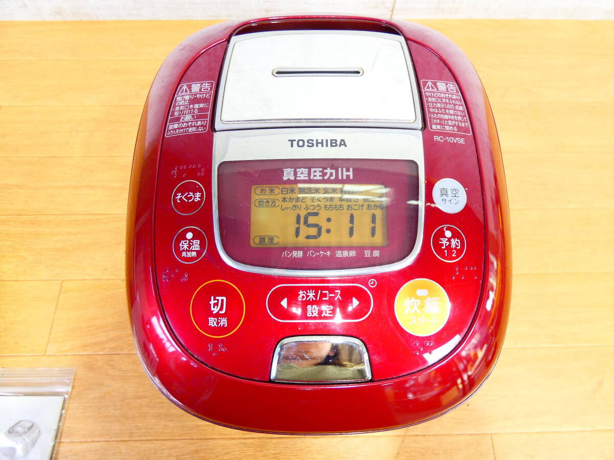 ◇TOSHIBA　東芝 真空圧力IH保温釜 炊飯器　RC-10VSE　（R)グランレッド 1.0L 5.5合炊き 2011年製＠100(5) _画像4