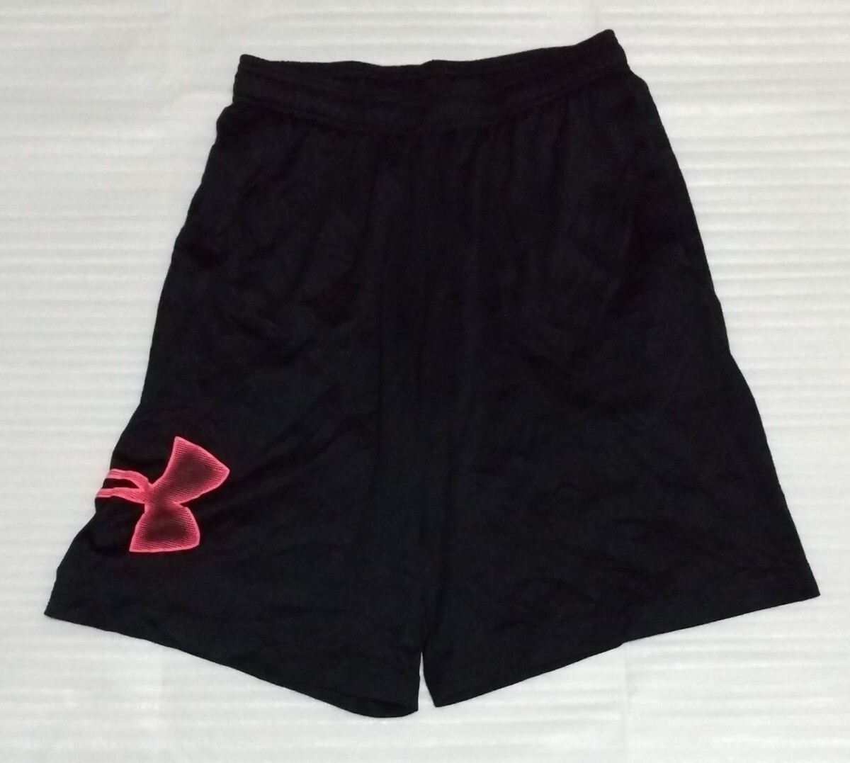 ☆UNDER ARMOUR アンダーアーマー ショート短パンツ半ハーフ ズボン スポーツ LOOSE サイズ SM ピンク黒色ブラック HEATGEAR軽量ストレッチ_※UNDER ARMOURのパンツです。