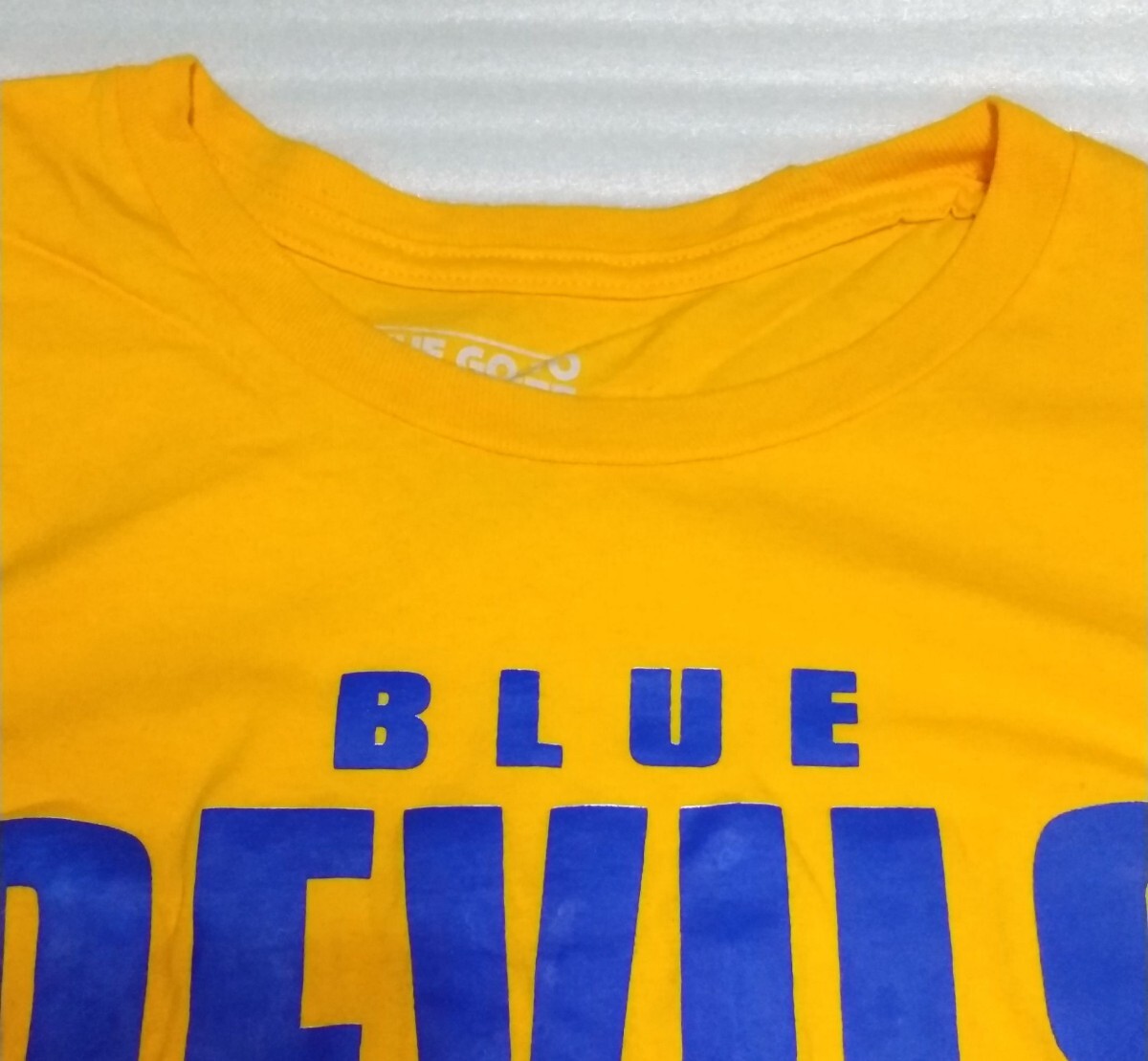 ☆adidas.com アディダス 半袖Tシャツ THE GO-TO TEE サイズL スポーツ ウェア ティーBLUE DEVILS BASKETBALLブルー青イエロー黄色(山吹)黒_首の部分です。