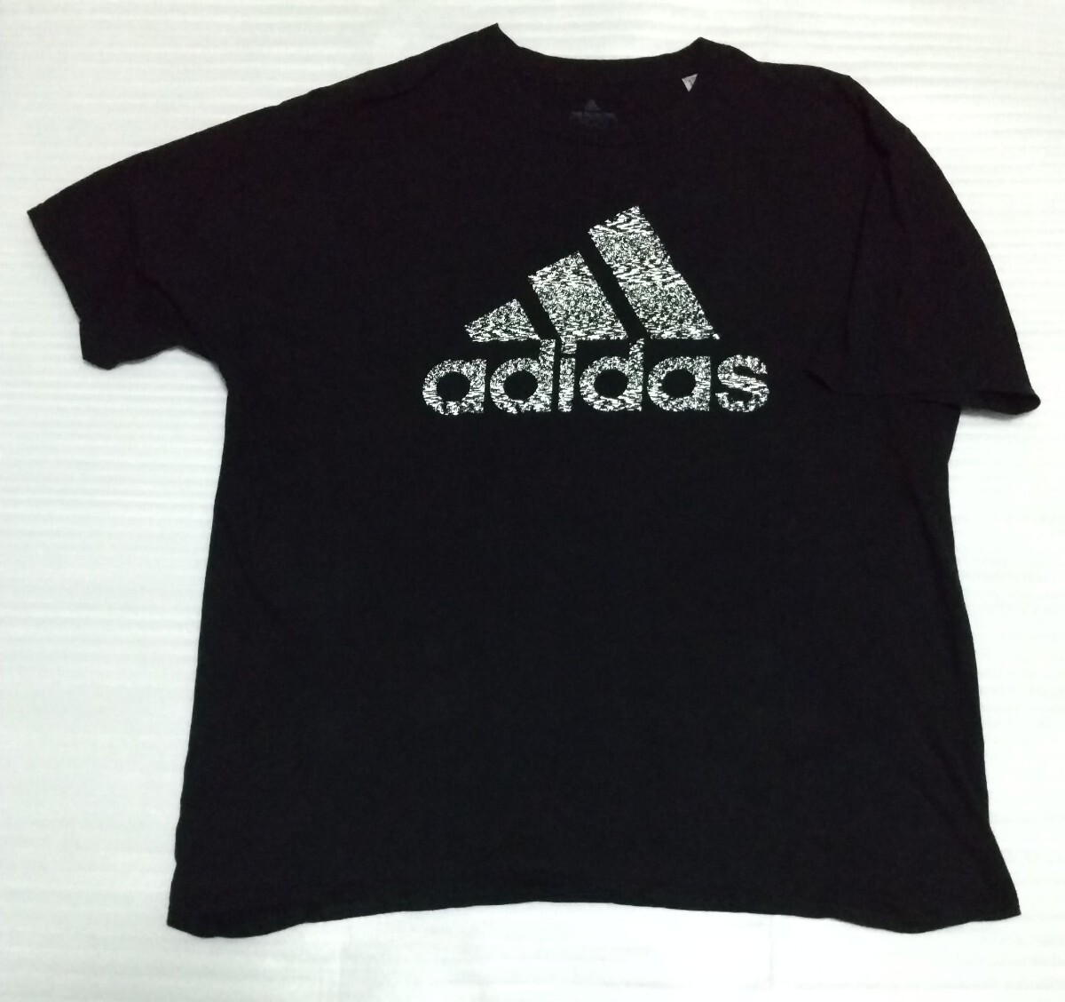 ☆adidas.com アディダス 半袖TシャツTHE GO-TO PERFORMANCE TEE サイズ2XLスポーツ ウェア ティー ブラック黒色ホワイト白ロゴ カジュアル_※adidasのTシャツです。