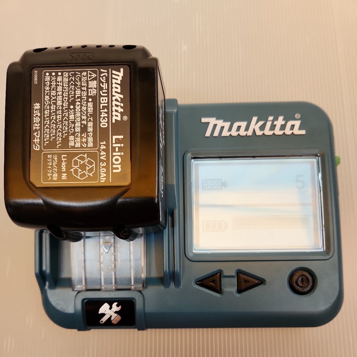 即決　中古　14.4v　125mm　充電式マルノコ　makita　HS470D　バッテリー1個　充電器　ケース　動作確認済み　送料無料_画像7
