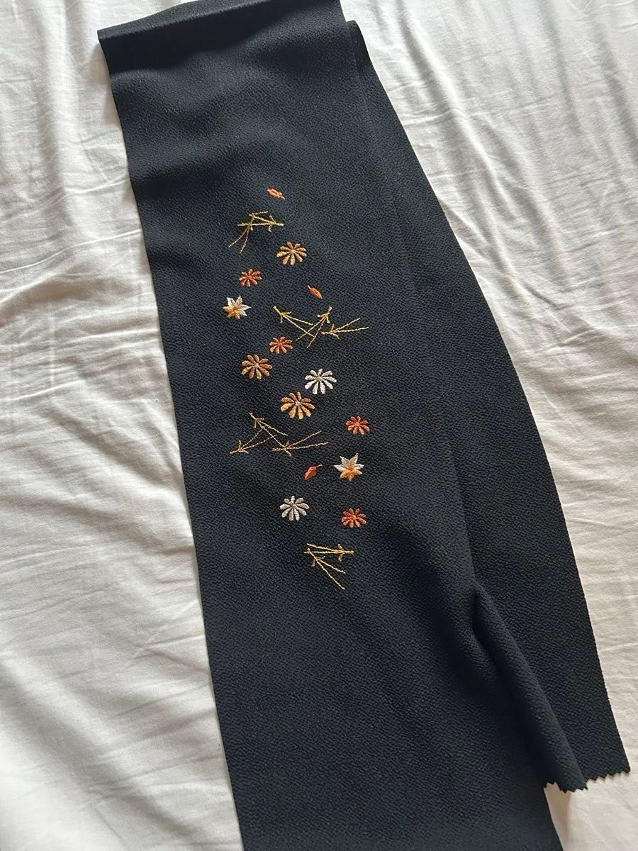 未使用 刺繍 半襟 半衿 縮緬 黒地 松葉 菊