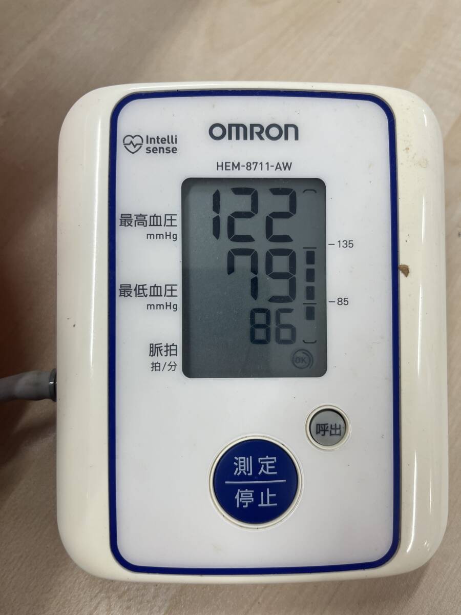 【s3094】OMRON オムロン　上腕式　デジタル血圧計　HEM-8711-AW 中古現状品　通電・動作確認済_画像3